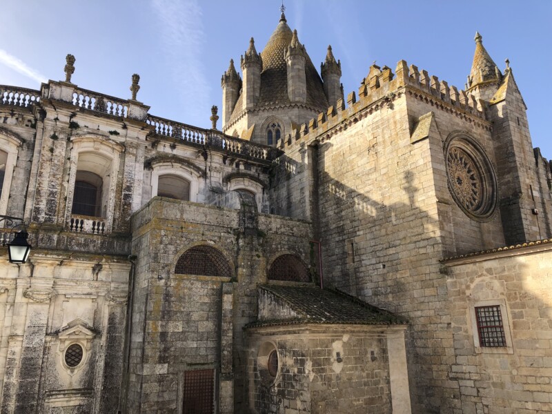 Cathedral of Évora og kloster.